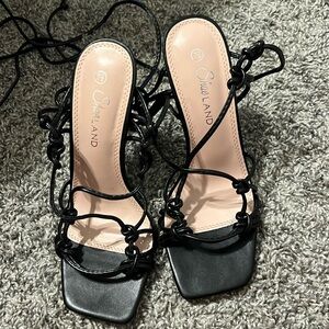 CLOSET ESSENTIAL strappy black heels